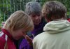 Drie dames luisteren aandachtig